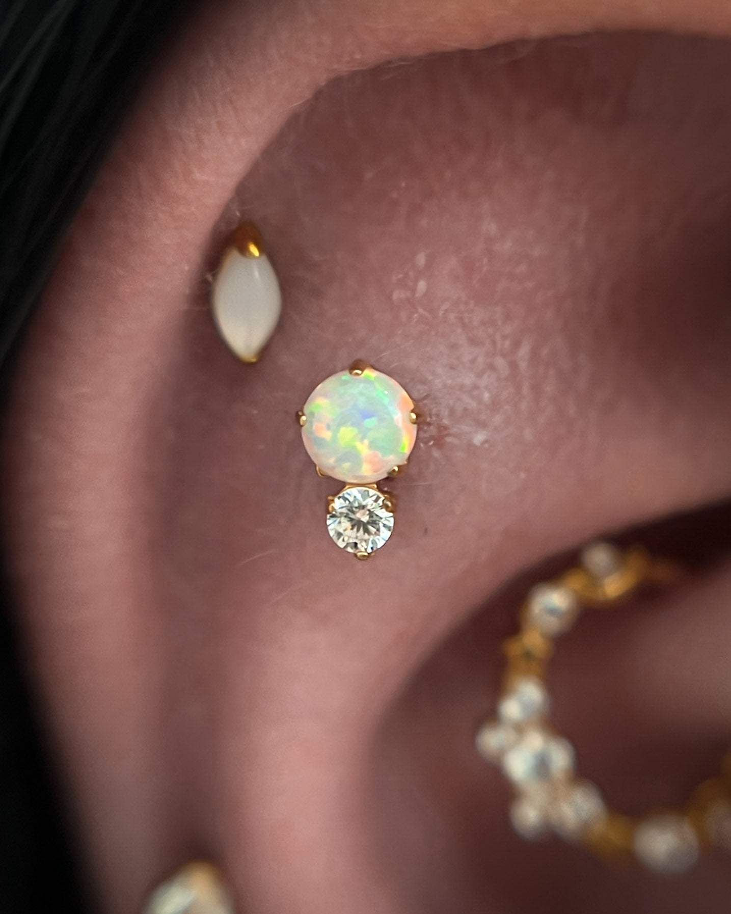Kolczyk do ucha "Twins gold" - tytanowy labret z opalem i cyrkonią