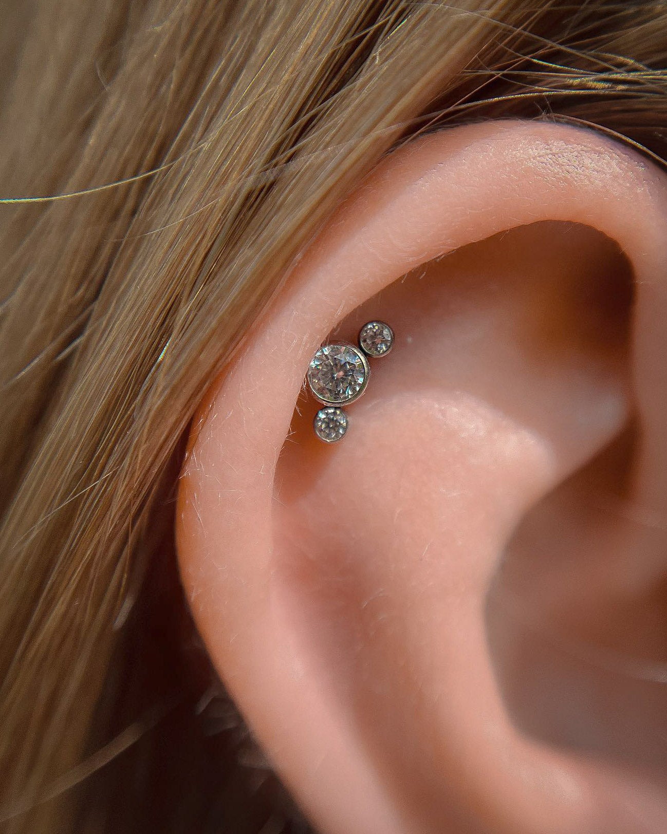 Kolczyl do ucha "Clear trójeczka" - tytanowy labret z cyrkoniami