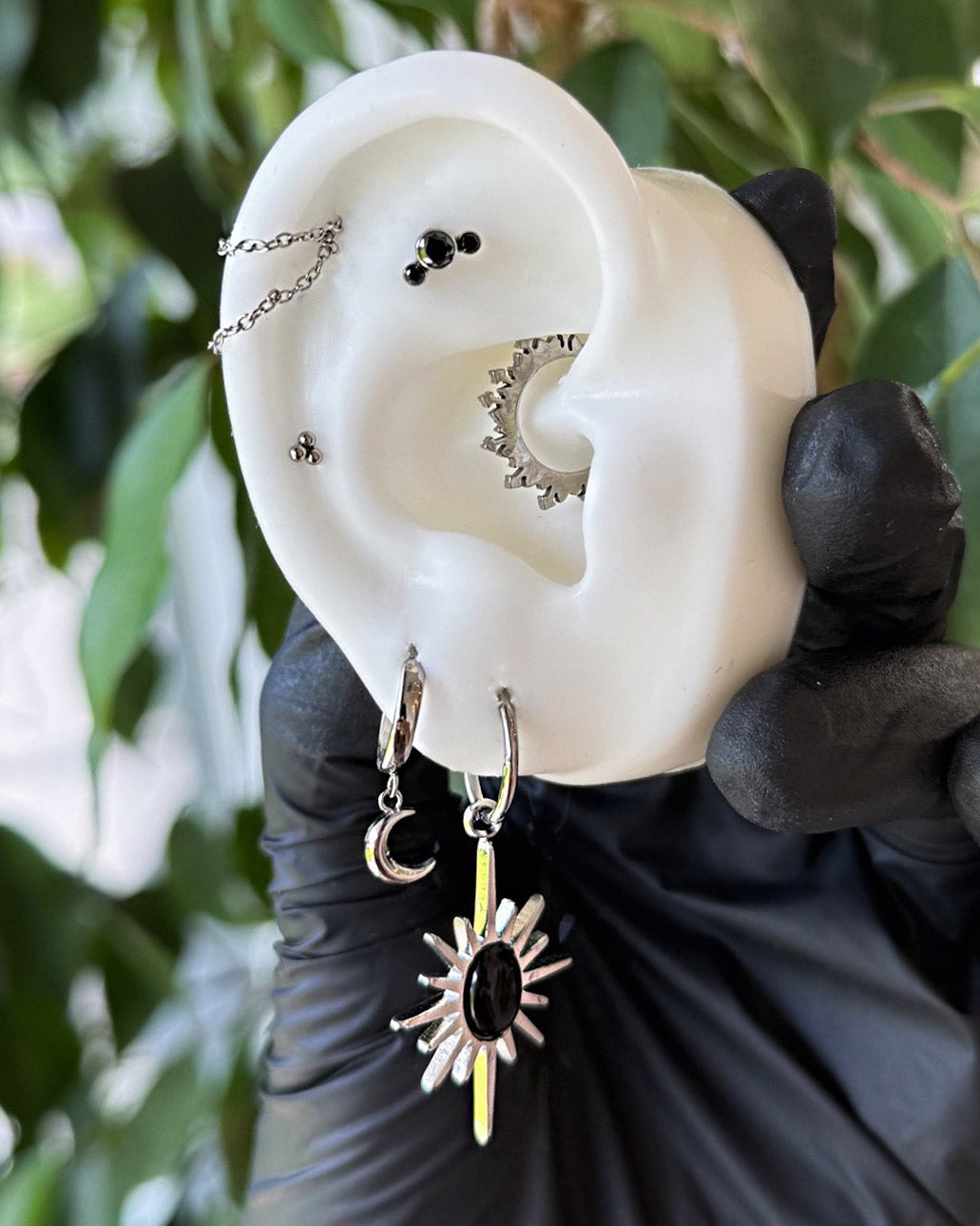 Kolczyk do ucha "Hanging moon" - tytanowy clicker z zawieszką księżycem