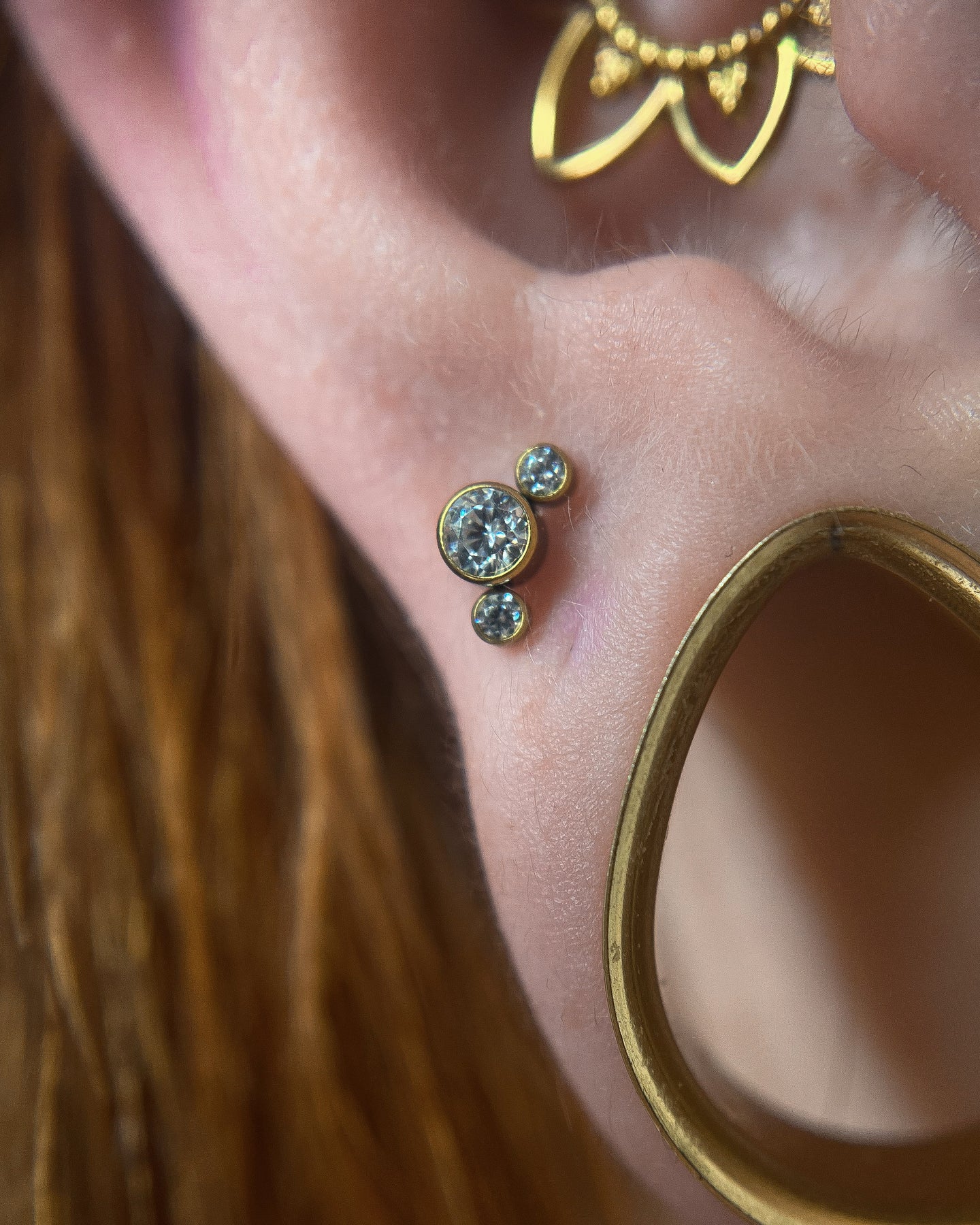 Kolczyl do ucha "Clear trójeczka" - anodyzowany tytanowy labret z cyrkoniami