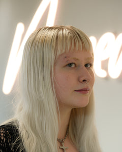 Klientka z nowo wykonanym przekłuciem brwi i subtelnym kolczykiem podkreślającym rysy twarzy