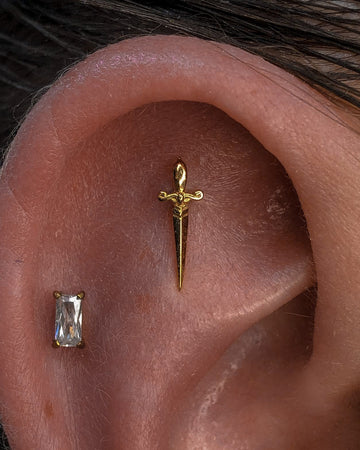 Kolczyk do ucha "Sharp dagger" - anodyzowana tytanowa nakrętka