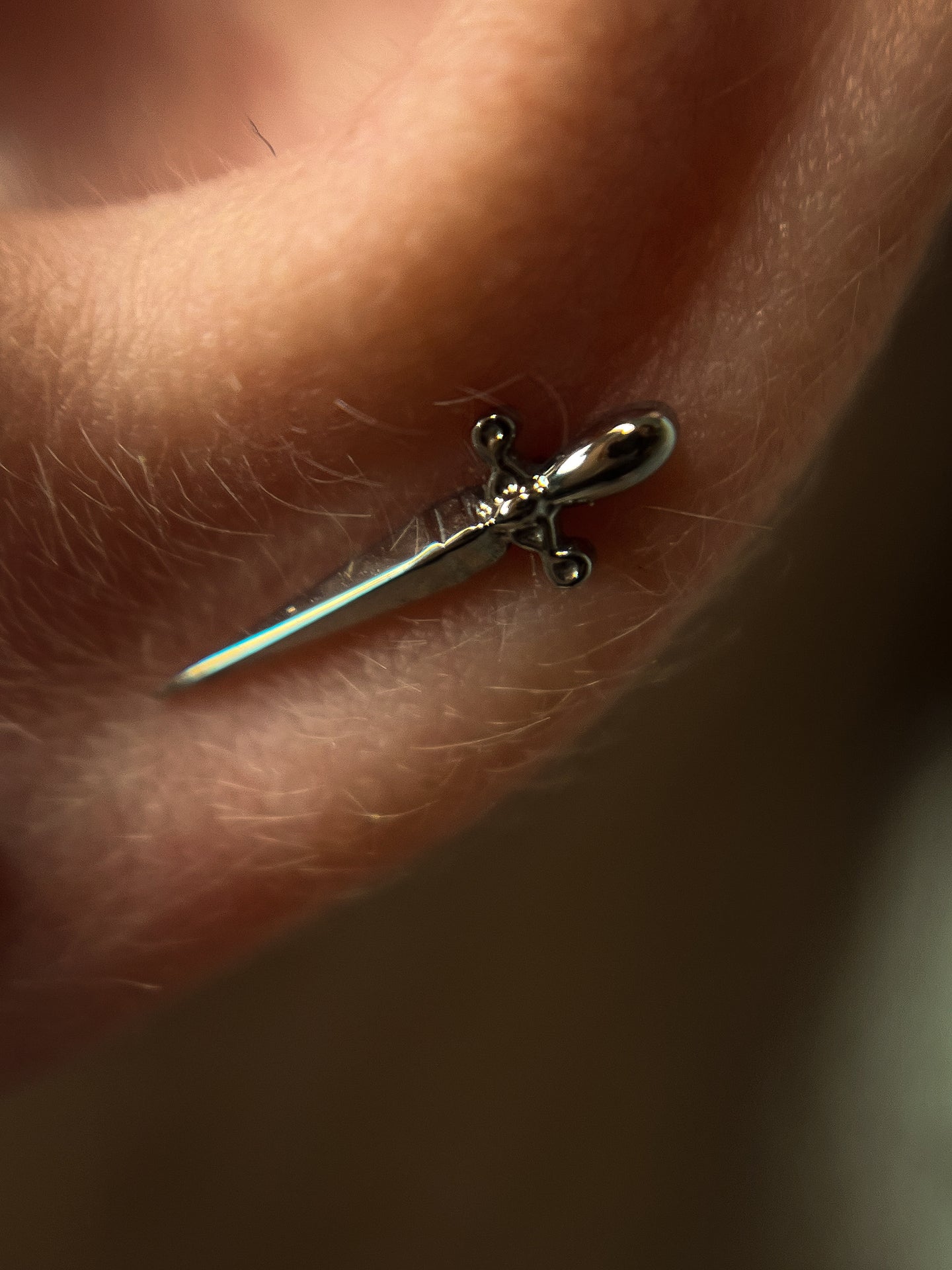 Kolczyk do ucha "Sharp dagger" - tytanowa nakrętka