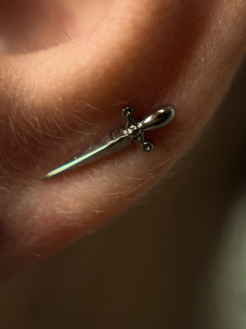 Kolczyk do ucha "Sharp dagger" - tytanowa nakrętka