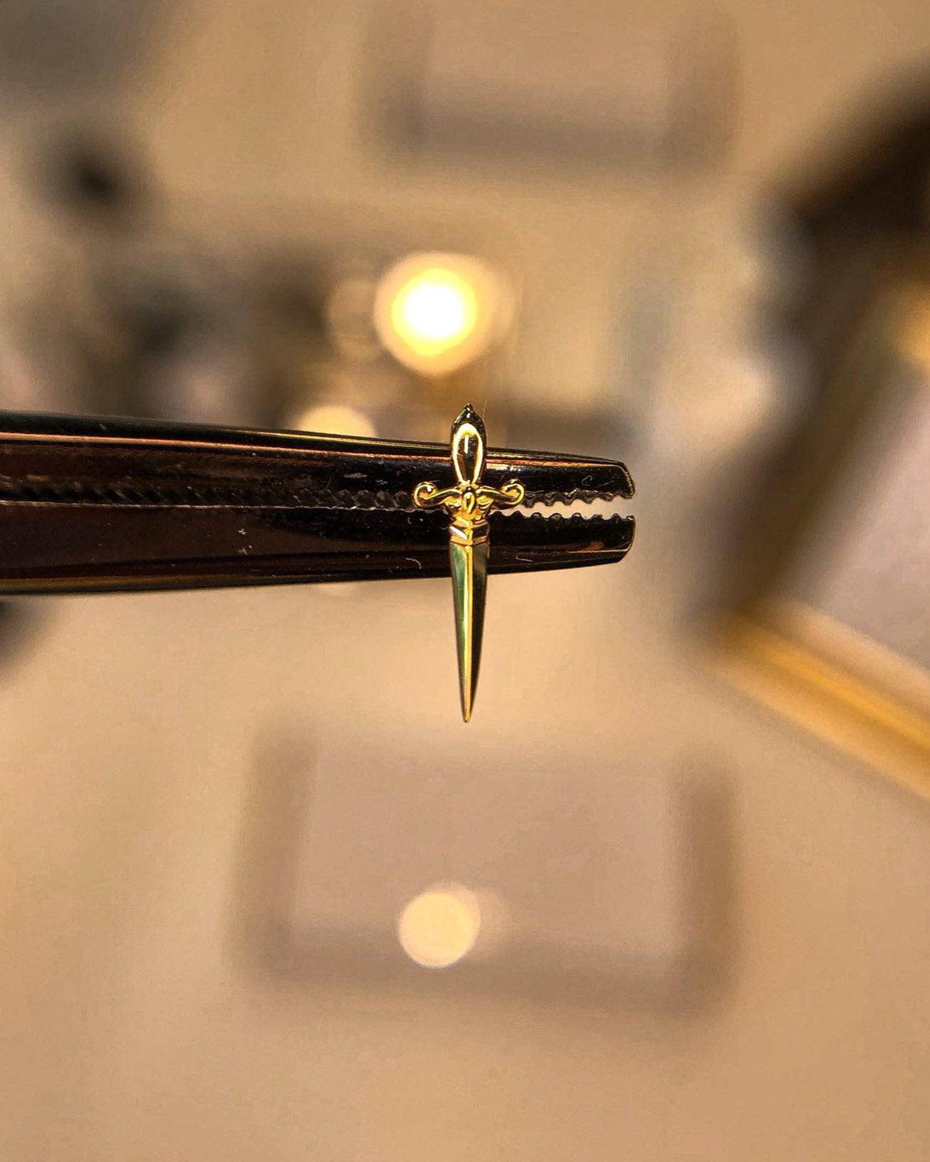 Kolczyk do ucha "Sharp dagger" - anodyzowana tytanowa nakrętka