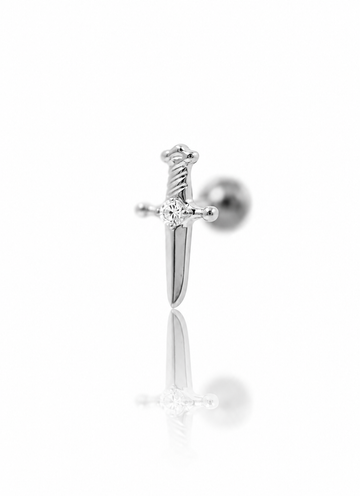 Kolczyk do ucha „Crystal dagger” –  tytanowy labret w kształcie miecza z cyrkonią