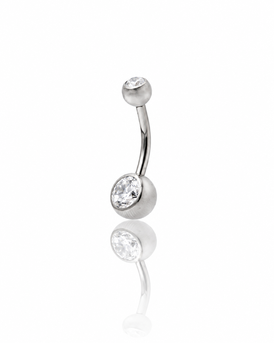 Kolczyk do pępka "Crystal bezel" -  tytanowy banan z cyrkoniami