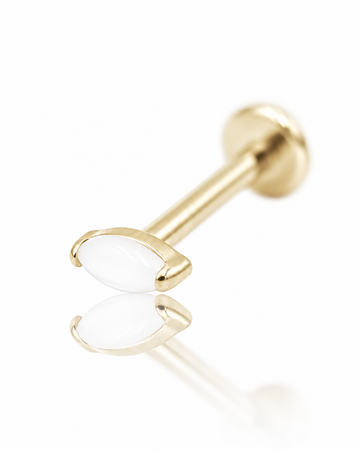 Kolczyk do ucha "1 long stone pearl white" - złoty tytanowy labret z masą perłową