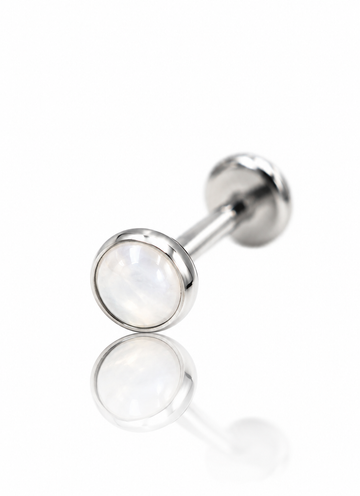 Kolczyk do ucha "1 stone white" - tytanowy labret z białym jadeitem