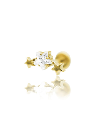 Złoty kolczyk labret z cyrkonią w kształcie gwiazdy na jasnym tle