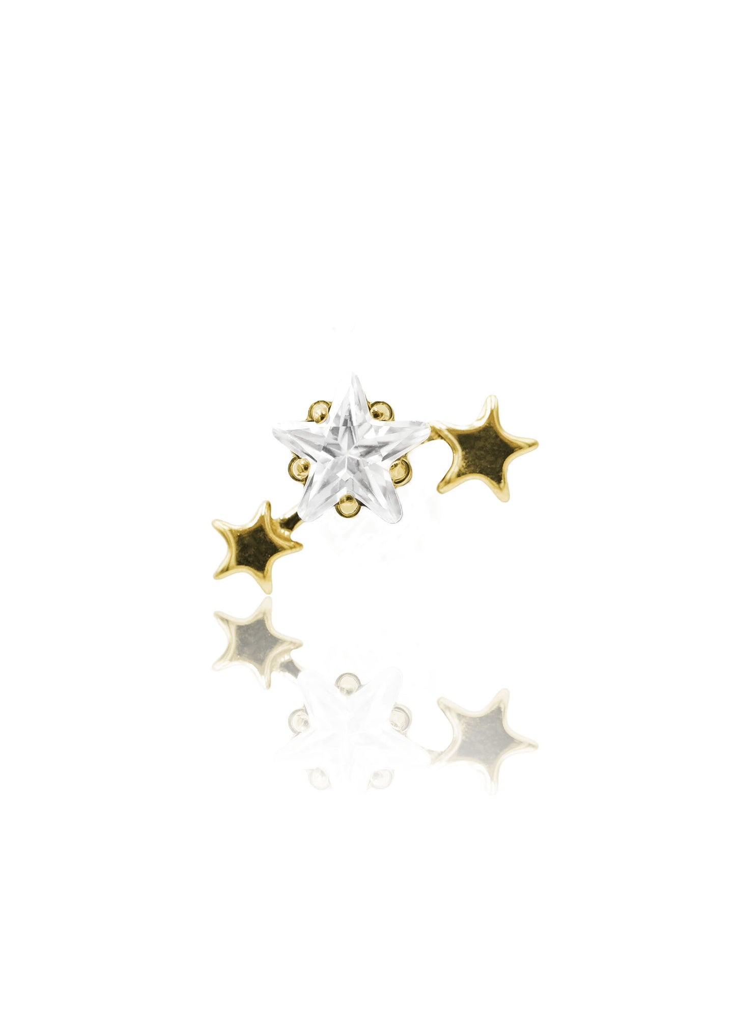 Złoty kolczyk labret z cyrkonią w kształcie gwiazdy na jasnym tle