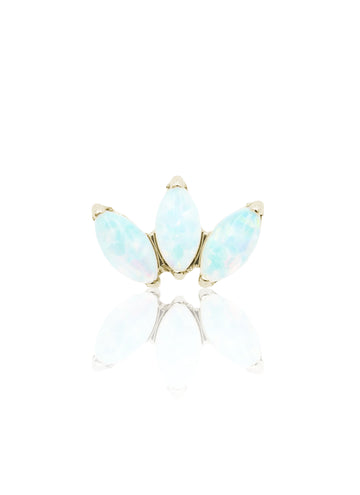 Złoty kolczyk labret z trzema kamieniami opalu na jasnym tle