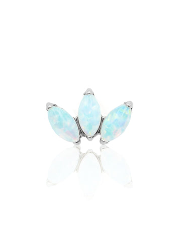 Złoty kolczyk labret z trzema kamieniami opalu na jasnym tle