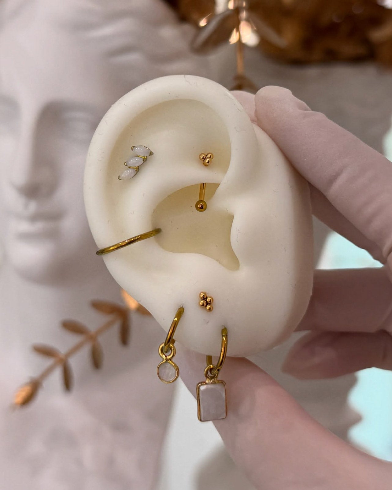 Kolczyk do ucha "3 stone white" - anodyzowany tytanowy labret z kamieniami