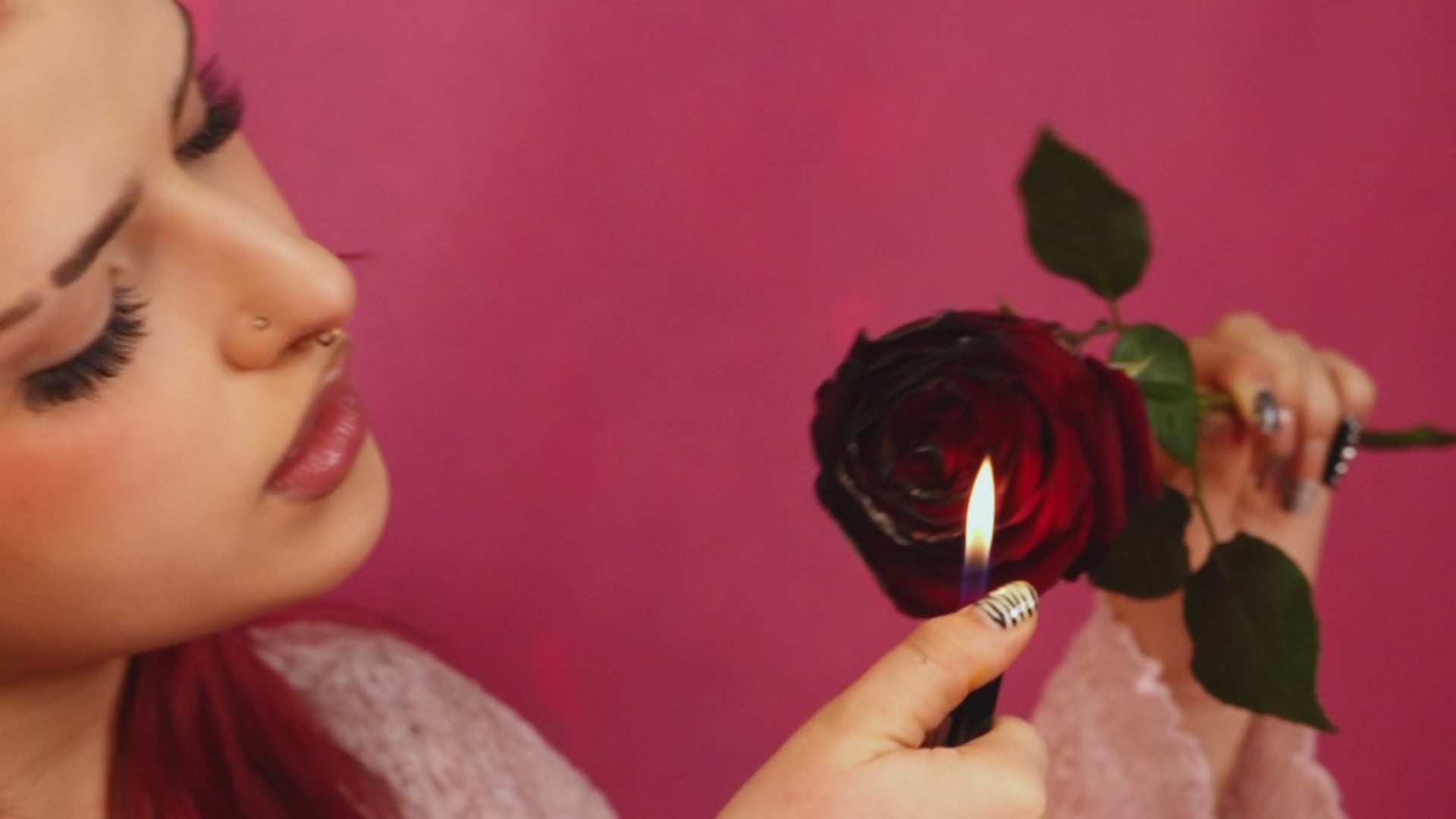 Dziewczyna podpala różę w symbolicznej, walentynkowej scenie o nastrojowym i artystycznym charakterze
